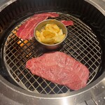 焼肉丸萬 - と、ニンニク笑
