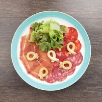 生ハムとサラミの盛り合わせ