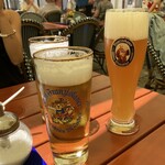 ZUM FRANZISKANER - 手前のラドラーと奥のヴァイスビア