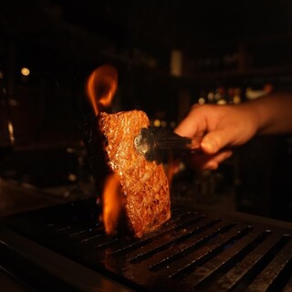 肉の旨みを閉じ込めた名物「塊肉」