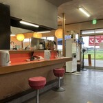 麺や 松辰 - 県道側店奥から入り口に向けて
