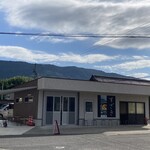 須崎食料品店 - 駐車場内にできた食事スペース、エアコン完備。