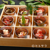 整然と仕切られている箱の中に並ぶ、機知に富んだ味わい『旬の玉手箱 匠膳』