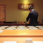 鮨 さかい - 始まる直前の店内、藤島さんがシャンパンを抜いてくれてます