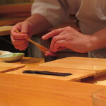 鮨 さかい - 堺さんの手もと