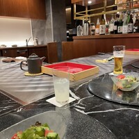 鉄板焼 しろや 銀座亭 - L字カウンター　目の前で焼いていただけます