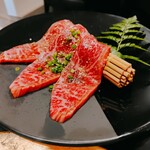 和牛赤身&wine 焼肉 山 - イチボ