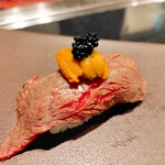 和牛赤身&wine 焼肉 山 - かたさんかく炙り握りウニのせ