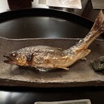 樋口 - 鮎は塩加減がちょうど良く。蓼酢はお粥で溶いてあるので、身によく絡みます。茄子の皮の黒胡麻和えも慈味。