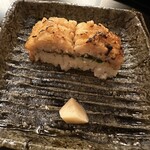 樋口 - 鱧寿司。間に木の芽を挟んで。お味が何ともいい塩梅。添えられた生姜がピリリと。