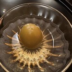 樋口 - 九絵と一緒に出された梅の甘露煮。ふっくらと炊かれています。周囲の空気が涼しくなりました。