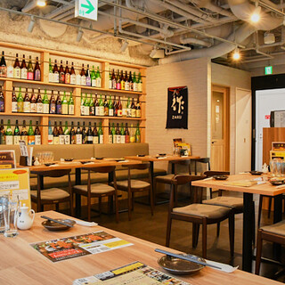 落ち着きのある空間で自慢の"日本酒と肴"を愉しむ。