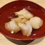 鮨 千陽 - 昆布出汁に漬け込んだホタテ✨️立派です✨️