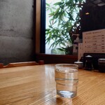 やぶ善 - 外光の差し込む、通り側の席。