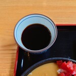 やぶ善 - 甘さを抑えた、キリッと寄りの蕎麦汁(つゆ)。