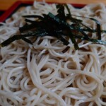 やぶ善 - ホシはない褐色寄りの蕎麦。