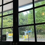 レイドバックバーガー - 連日の猛暑日でメンタルが少しやられていたところへ、お昼時なのにこの暗さ。過ごしやすくなったけど。