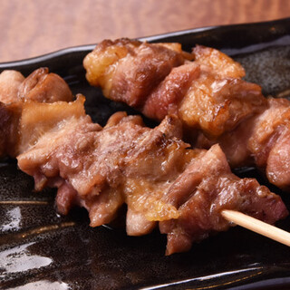 直火焼きで旨味引き立つ！当店自慢の焼き鳥を堪能