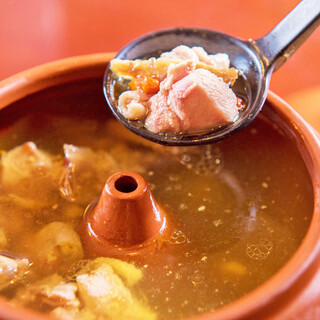 雲南名物料理《汽鍋スープ》を提供。あっさりとした味わいが魅力