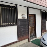 盛かつ - 暖簾なし。休みにしか見えない外観笑