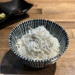 酒肴場 屯 - ご飯には釜揚げしらす