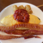 パーゴラ - オーダー制オムレツ　トマトソース、ハッシュブラウン、ベーコン