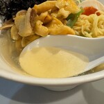 酒肴場 屯 - 独特なホヤの香りと旨みを昆布水とキリッとした塩でまとめたスープ