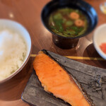 パーゴラ - 焼き魚（鮭）、赤だし、明太子小鉢