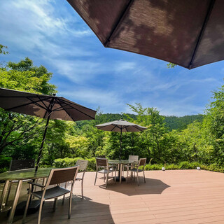 【テラス】美しい風景、御室奥山が眺望できます。