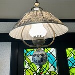 喫茶 水鯨 - 「禁煙室（金沢）」からの照明は傘の布地を禁煙室の奥様がリニューアル、ぶら下がる陶器は九谷焼だそう。