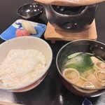 海辺のお宿 一久 - ⚫︎御飯　雪若丸　万葱、山葵
      ⚫︎香物
      ⚫︎止碗
      二点盛り　若布、三つ葉、渦巻