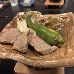 海辺のお宿 一久 - 山形牛陶板焼
      舞茸、葱、
      南瓜、甘唐辛子、