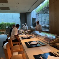 六緑 - 無垢板の長〜いカウンター｡ガラスの向こうの外構も素敵｡いくら掛けてるんだろう^_^