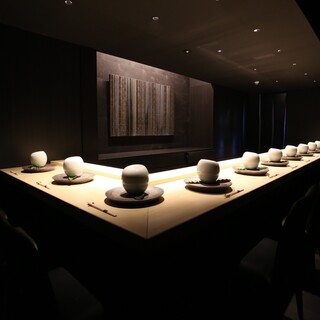 モダンで親しみやすい大人の非日常空間。デートやお祝いにも