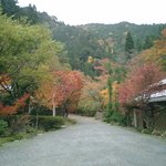 美山荘 - 門をはいったところ右が離れで左が母屋