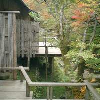 美山荘 - 離れの部屋の川沿いの桟敷から