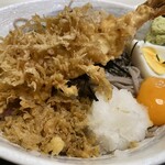 富士 - たまごはゆで卵1/2と卵黄が載せられています