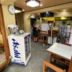 富士 - 入り口から見たお店の内観