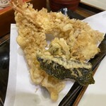 富士 - 天ぷらの構成は海老天×2、芋天、ピーマン天、海苔天です