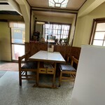 富士 - テーブル席は2卓あります
      混雑時は相席になります