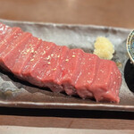 炭火焼肉　仁 - ピンッ！と角の立った、牛レバーが登場！(*ﾟ∀ﾟ*)

コレは昔だったらレバ刺しで食べてたほどの、
鮮度の良さだとわかりますね〜♡(*´-`)