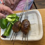 もつ焼き いとや - ピーマン肉詰め、別盛りで生ピーマンに挟んで食す