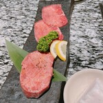 焼肉 宮中 - 薄切りタン。厚切りタン。