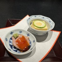 日本料理　　銀扇 - 突き出し。鴨の煮物とたまご豆腐。接客の女性が、一所懸命覚えて伝えてくださりました。料理屋さんバイトは初めてかな？美味しいものをいっぱい覚えると良いですよ。