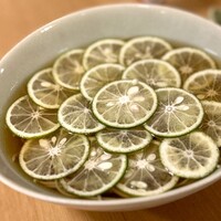 蕎麦おさめ - 香り高い、対馬のせいろ蕎麦に、柔らかい出汁つゆ。
                    ベースは同じかと思いますが、玄挽きなどで供されるツユとの表情の違いが新鮮。
                    酢橘の爽やかさは、言うに及ばずです。