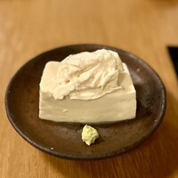 蕎麦おさめ - 大豆の甘みが豪速球で飛び込んでくる、とってもクリーミーなお豆腐。
                    上に乗っている湯葉ちゃんは、サービスでいただきました。これまた、とろ〜りの美味しさ♪
                    いつも、ありがとうございますm(_ _)m