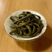 蕎麦おさめ - お邪魔すれば100％オーダーしている、ぜんまいの含め煮。
                      この、素朴なのにどこか洗練された味わいが、無性に恋しくなるのです。