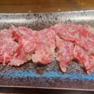 塩にんにく牛ハラミが絶品！牛肉と豚肉で食べ比べも楽しめます◎