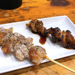 須賀乃湯 - 左：肉巻きエリンギ串（230円）　右：キクアブラ串（160円）