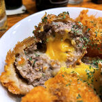 須賀乃湯 - メンチの中を割るとチェダーチーズがトロ～リ♪　ヾ( ´ー｀)／